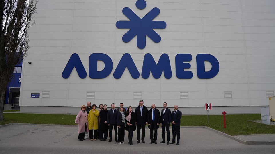 Delegacja Komisji Zdrowia Publicznego Parlamentu Europejskiego (SANT) zwiedziła Centrum Produkcyjno-Logistyczne Adamed Pharma w Pabianicach