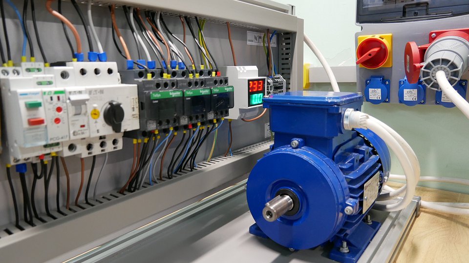 CKZiU - modułowa pracownia napędów elektrycznych – stanowisko pracy