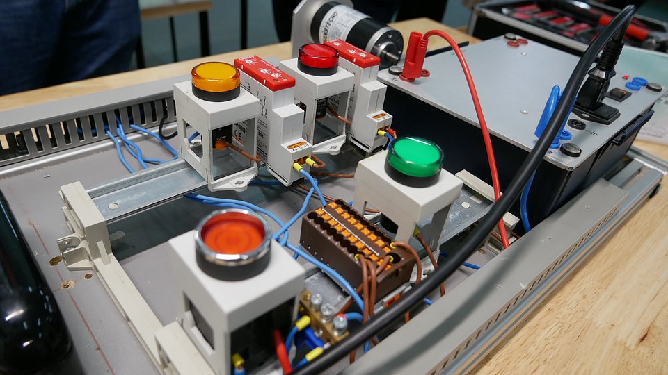 CKZiU - modułowa pracownia napędów elektrycznych – stanowisko pracy