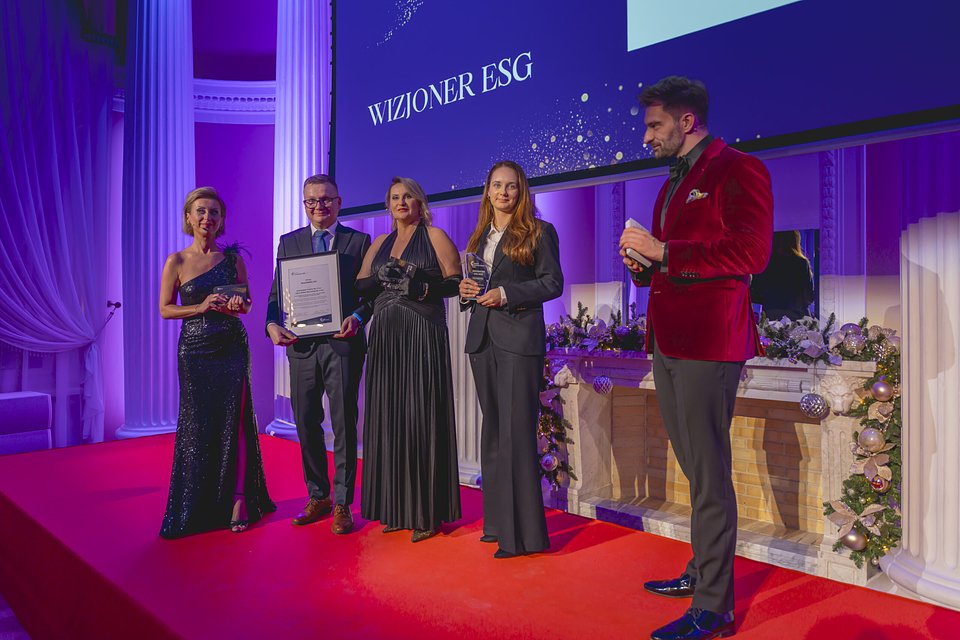 Wręczenie nagród, druga z prawej - Dominika Sęk, PR Manager Kronospan Polska Sp. z o.o., drugi z lewej - Paweł Hudaniec, Dyrektor Silva Polski Recykling Sp. z o.o.