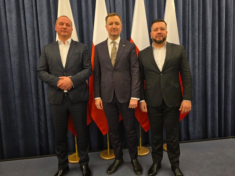 fot. od lewej: Dyrektor ds. zakupu surowca drzewnego Kronospan Polska, Hubert Durczak, Sławomir Mazurek, b. Wiceminister, Doradca społeczny w kancelarii Prezydenta RP oraz Bartosz Bezubik, Wiceprezydent  Stowarzyszenia Producentów Płyt Drewnopochodnych