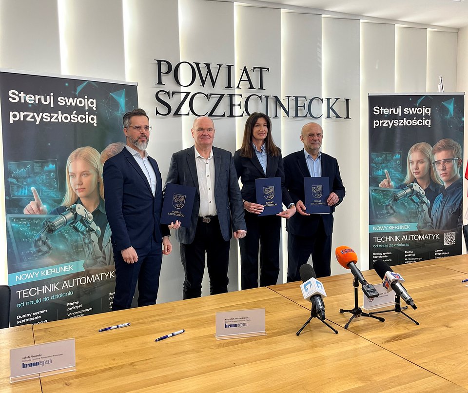 fot. od prawej: Krzysztof Lis, Starosta Powiatu Szczecineckiego, Anna Wisłocka - Bogdanowicz, Dyrektor ZST w Szczecinku, Krzysztof Aleksandrowicz, Członek Zarządu Kronospan Polska oraz Jakub Piniarski, Zastępca Dyrektora Personalnego Kronospan Polska