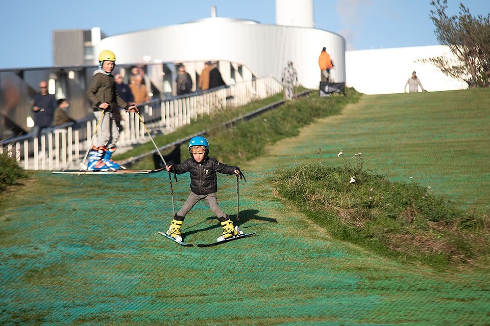Stok narciarski na dachu instalacji kogeneracyjnej w Kopenhadze - CopenHill. fot. CopenHill.dk