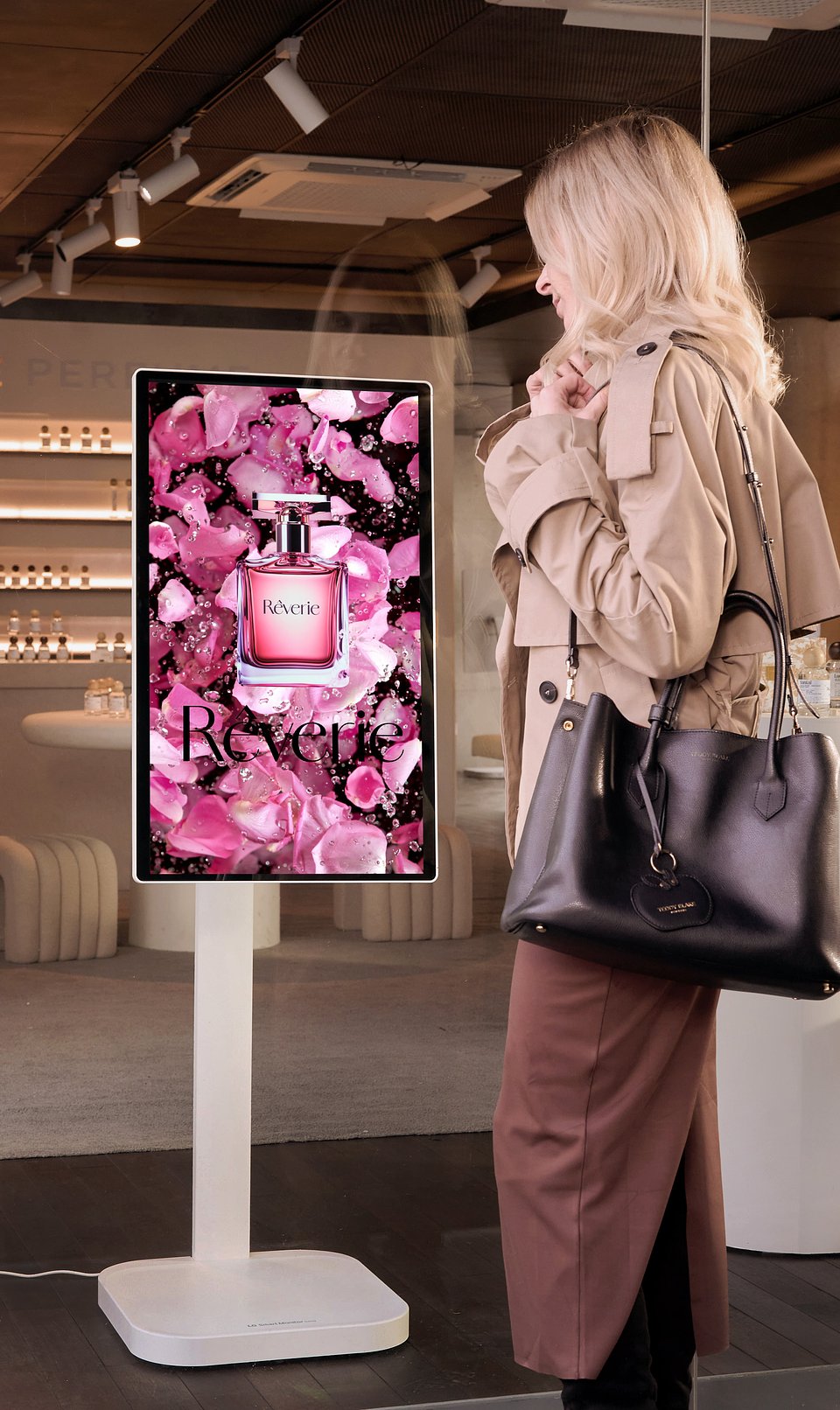 smart-monitor-key-visual-2025-32u889sa-smart-monitor-swing-lifestyle-images-b2b-usage-scene-retail-04.jpg
