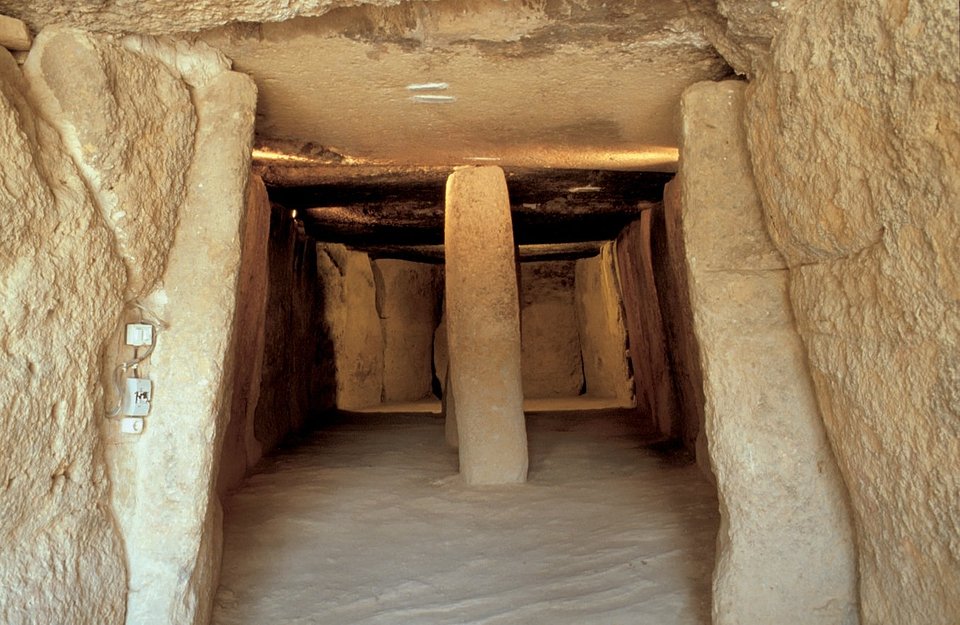 Bild: Dolmen von Menga, Teil der Dolmen-Stätte von Antequera, die von der UNESCO zum Weltkulturerbe erklärt wurde. Bildnachweis: Turismo Costa del Sol.
