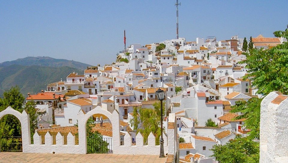 Image : Comares et les vestiges de son ancienne forteresse, dans l'Axarquía de Malaga. Crédits : Turismo Costa del Sol.