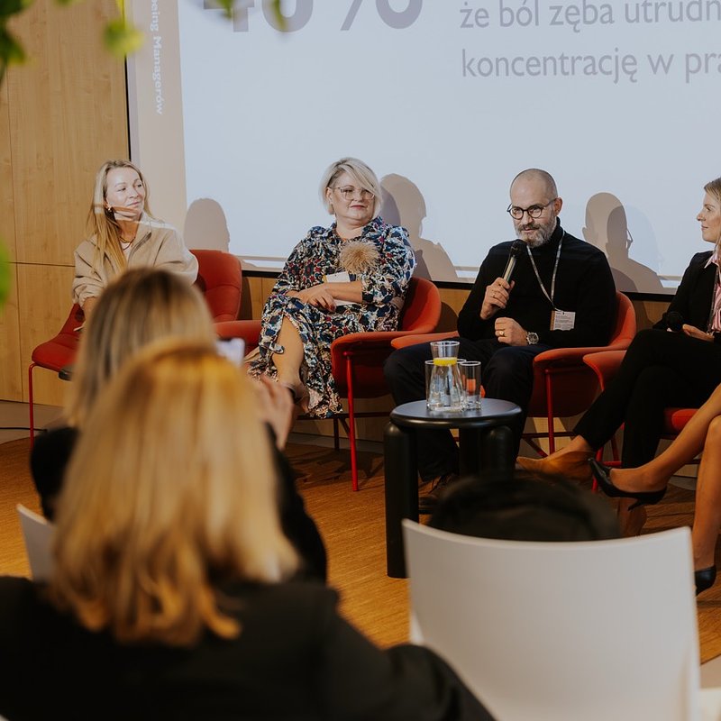 Uśmiech (nie)obecny w pracy. Dlaczego zdrowe zęby stają się nowym priorytetem pracowników i pracodawców (1).jpeg