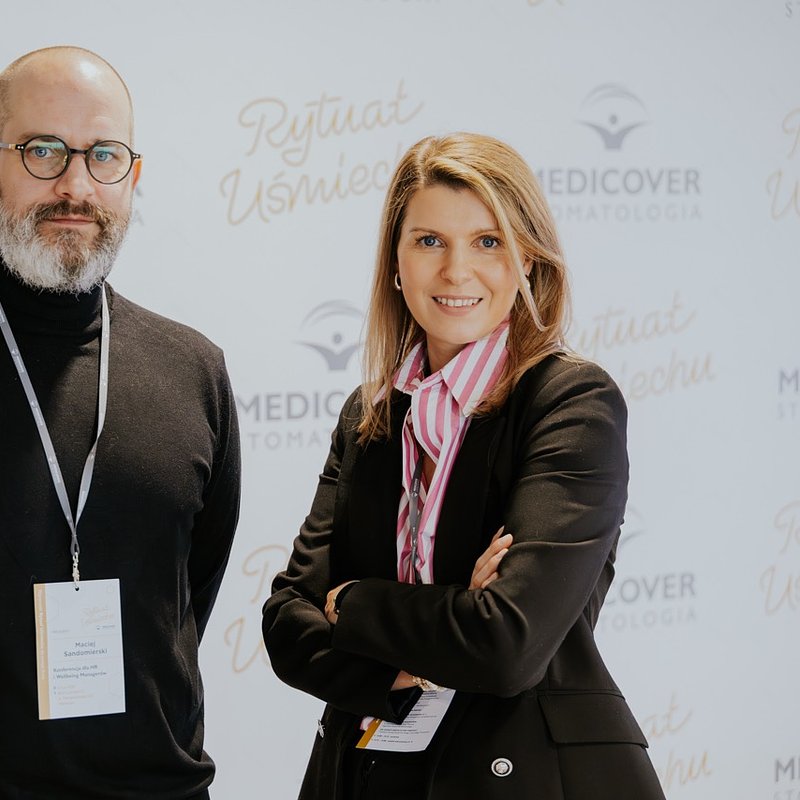 Uśmiech (nie)obecny w pracy. Dlaczego zdrowe zęby stają się nowym priorytetem pracowników i pracodawców (3).jpeg