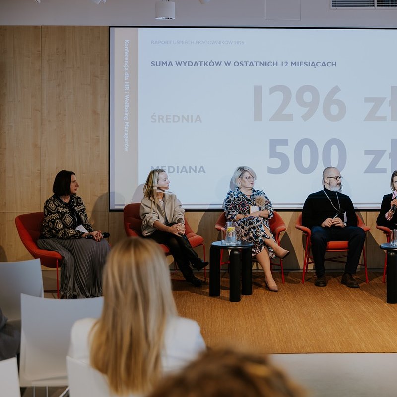 Uśmiech (nie)obecny w pracy. Dlaczego zdrowe zęby stają się nowym priorytetem pracowników i pracodawców (2).jpeg