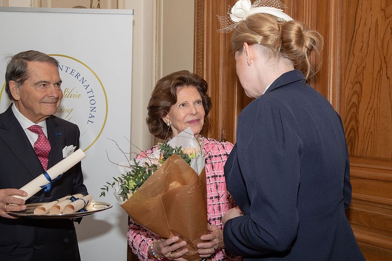 Laureatka Queen Silvia Nursing Award 2025 odebrała nagrodę od JKM Królowej Szwecji Sylwii (2).jpg