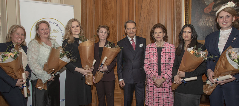 Laureatka Queen Silvia Nursing Award 2025 odebrała nagrodę od JKM Królowej Szwecji Sylwii (1).png