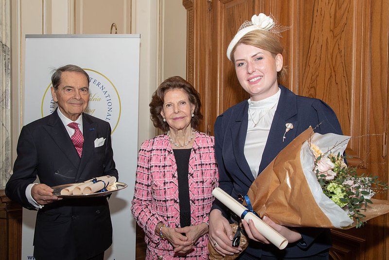Laureatka Queen Silvia Nursing Award 2025 odebrała nagrodę od JKM Królowej Szwecji Sylwii (1).jpg