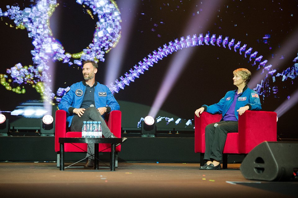Dr Sławosz Uznański-Wiśniewski oraz Eileen Collins na Pyrkonie, fot. Marcin Pflanz
