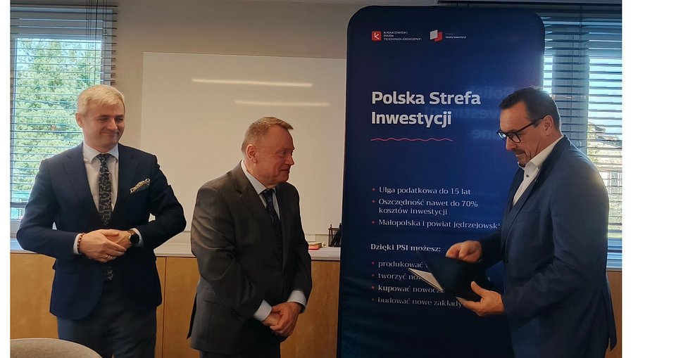Wręczenie decyzji o wsparciu dla firmy Novomatic. Od lewej: Krystian Jarubas, wiceprezes zarządu Krakowskiego Parku Technologicznego, Andrzej Kulig, prezes zarządu Krakowskiego Parku Technologicznego, Rafał Hędrzak, CEO NOVOMATIC Technologies Poland.  