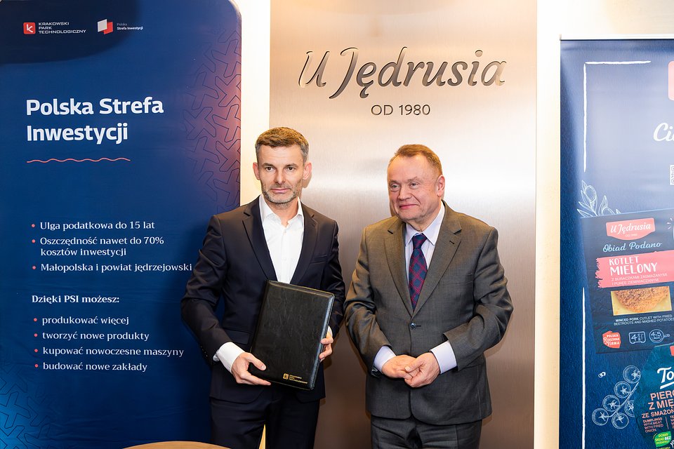Wręczenie decyzji o wsparciu firmie U Jędrusia: Maciej Krupiński, prezes zarządu U Jędrusia i Andrzej Kulig, prezes zarządu KPT

