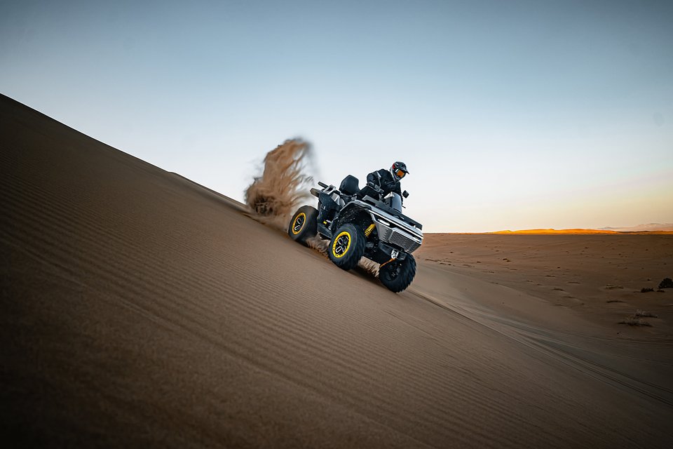 2027_BND_REDSTONE1000R2_EU_GRY_ATV_ACT_001.jpg