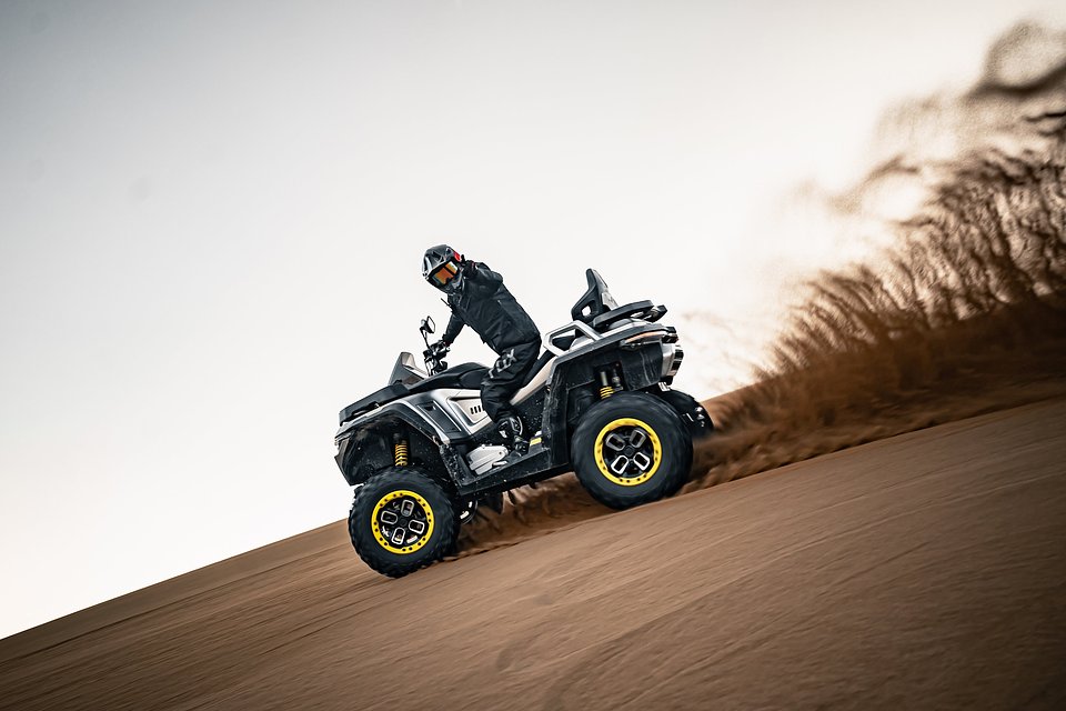 2027_BND_REDSTONE1000R2_EU_GRY_ATV_ACT_004.jpg
