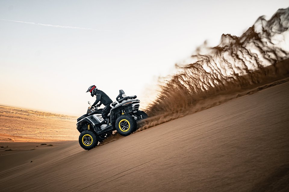 2027_BND_REDSTONE1000R2_EU_GRY_ATV_ACT_005.jpg