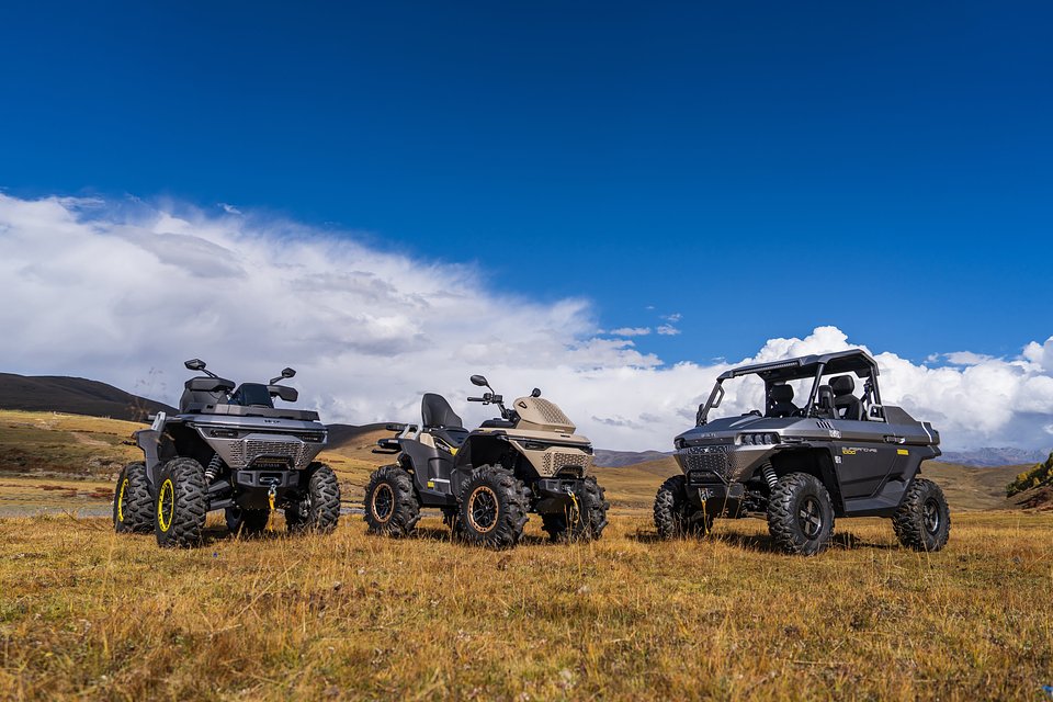 2027_BND_REDSTONE1000R2_EU_GRY_ATV_ACT_009.jpg