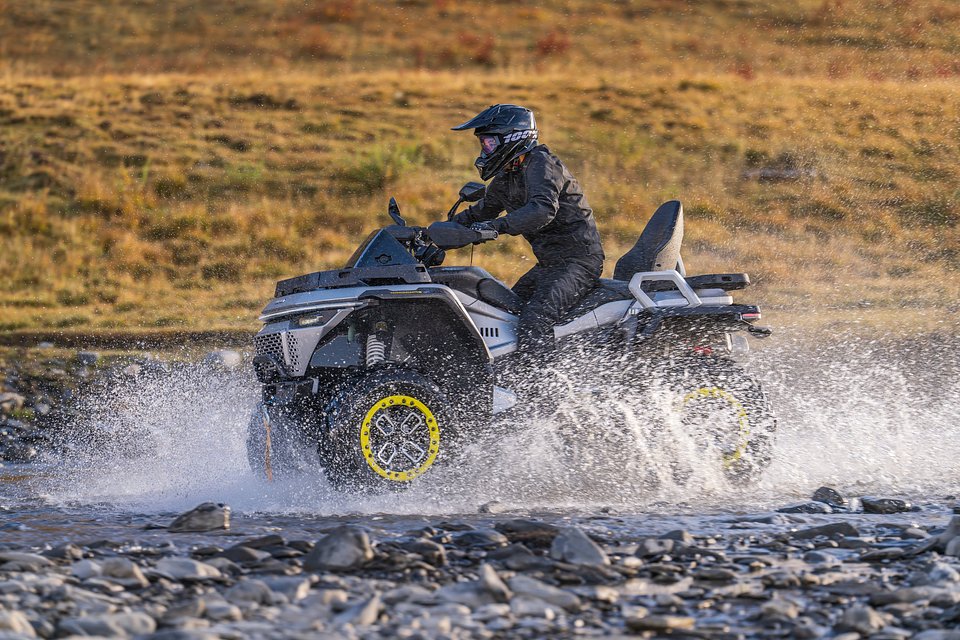 2027_BND_REDSTONE1000R2_EU_GRY_ATV_ACT_010.jpg