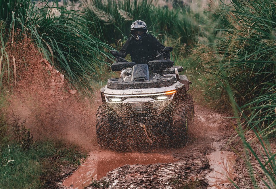 2027_BND_REDSTONE1000R2_EU_GRY_ATV_ACT_012.jpg