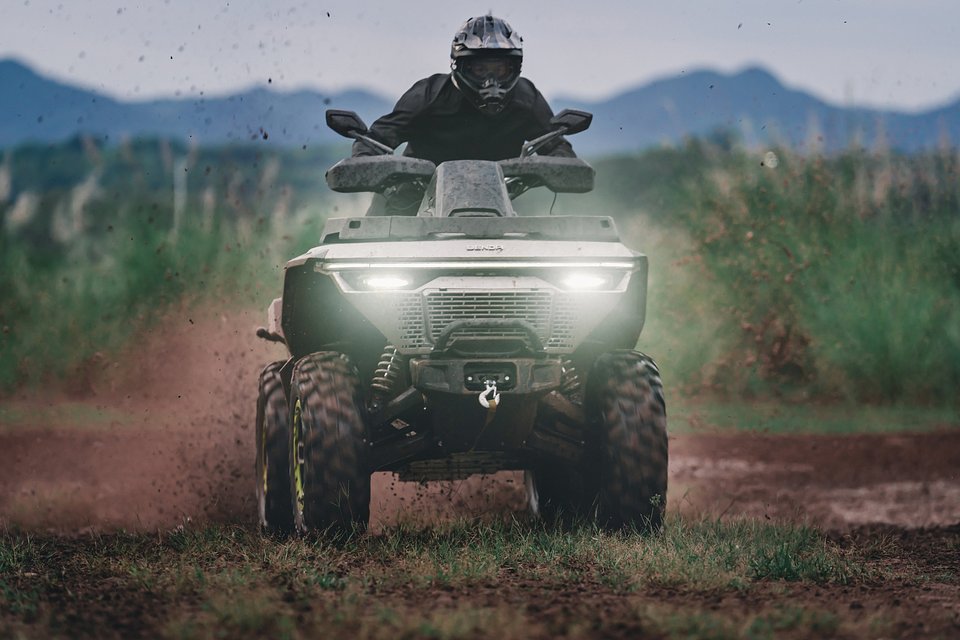 2027_BND_REDSTONE1000R2_EU_GRY_ATV_ACT_013.jpg