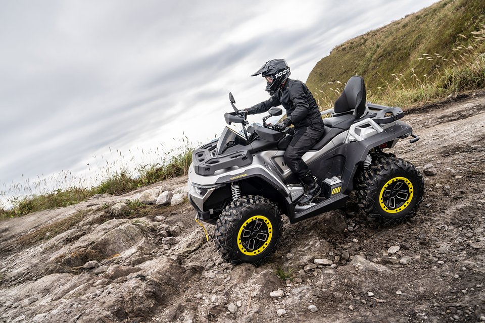2027_BND_REDSTONE1000R2_EU_GRY_ATV_ACT_014.jpg