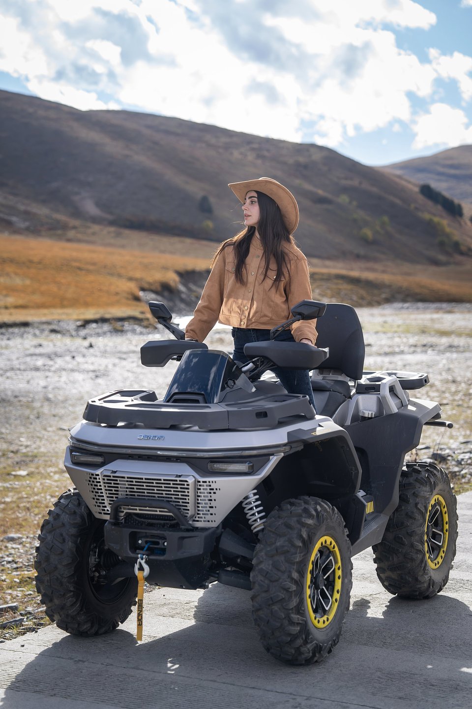2027_BND_REDSTONE1000R2_EU_GRY_ATV_STA_001.jpg