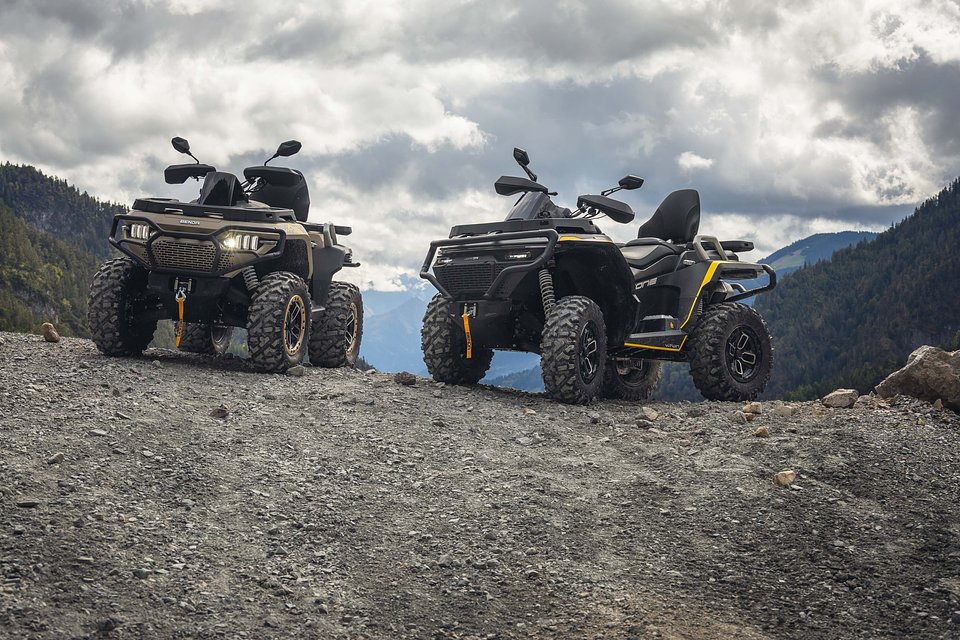 2027_BND_REDSTONE1000R2_EU_GRY_ATV_FAM_001_03.jpg