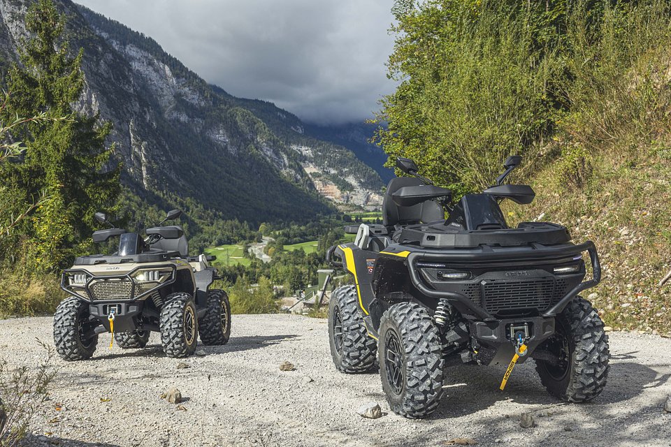2027_BND_REDSTONE1000R2_EU_GRY_ATV_FAM_003_03.jpg