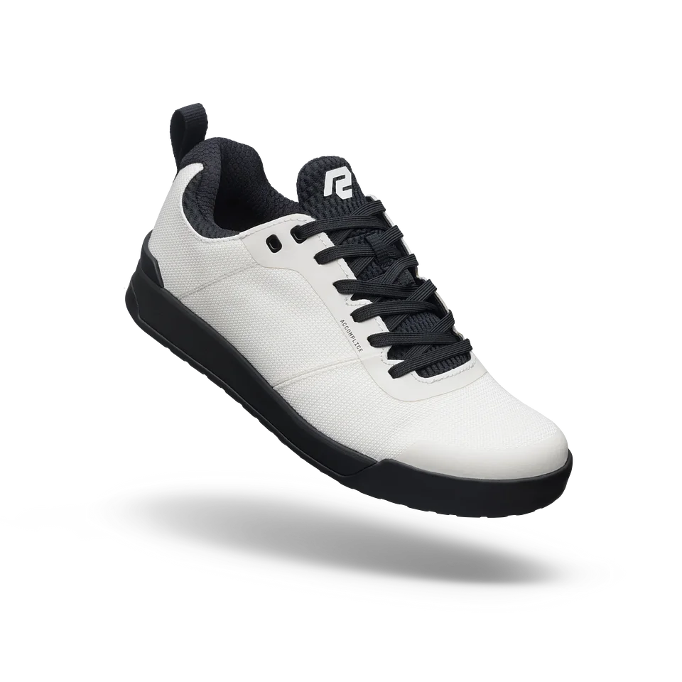 Accomplice Flat & Clip | White