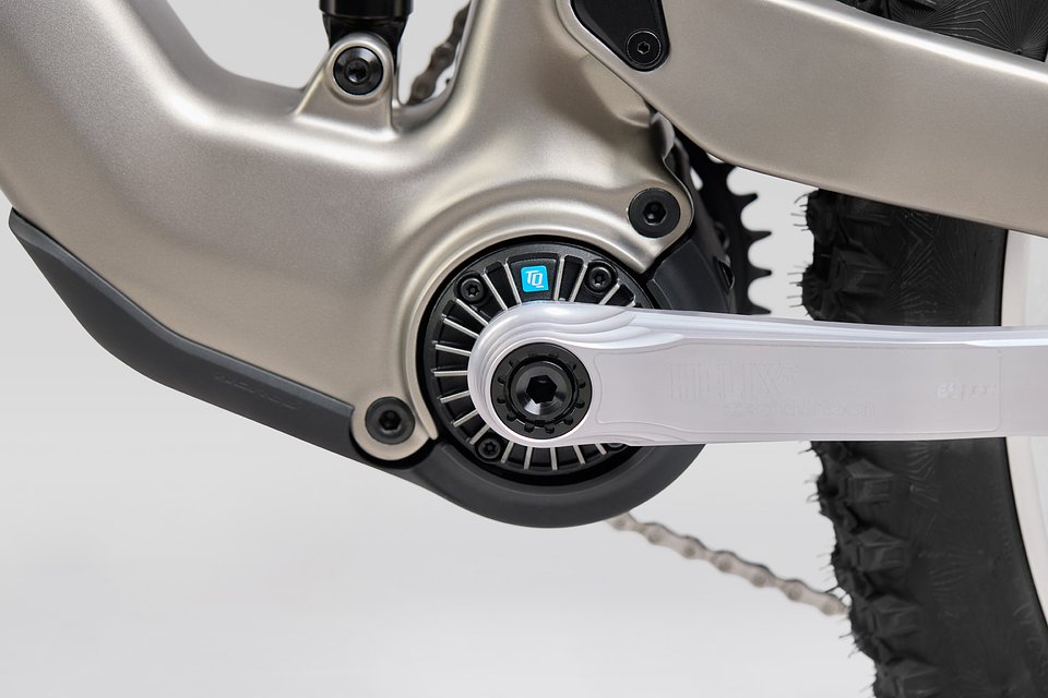 MY26 Sight VLT TQ C2 Metallic Grey Motor detail.jpg