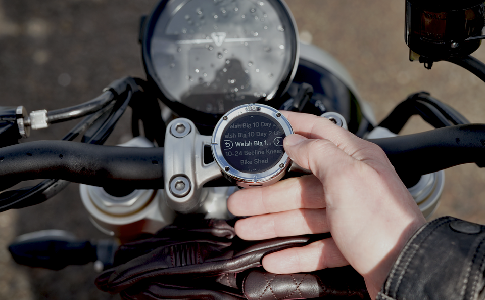 Navigate to a favourite destination directly from the Moto II device