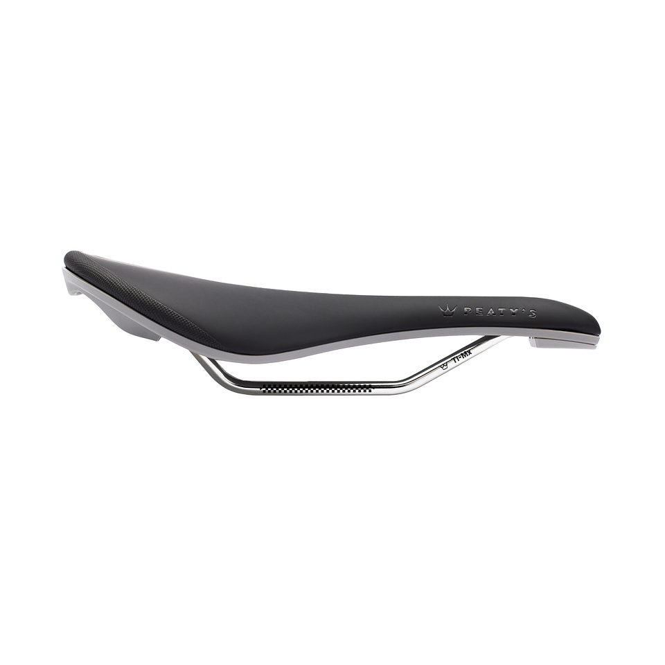 Peatys_Monarch_Saddle_TiMx_Slate_Side.png