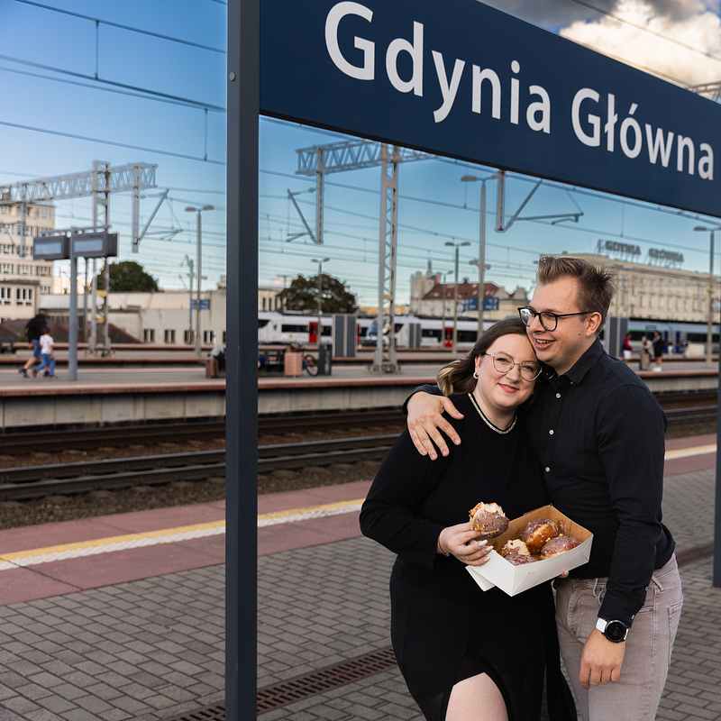 Julia z mężem Mikołajem na dworcu Gdynia Główna_fot. Ewa Wołkanowska-Kołodziej.png