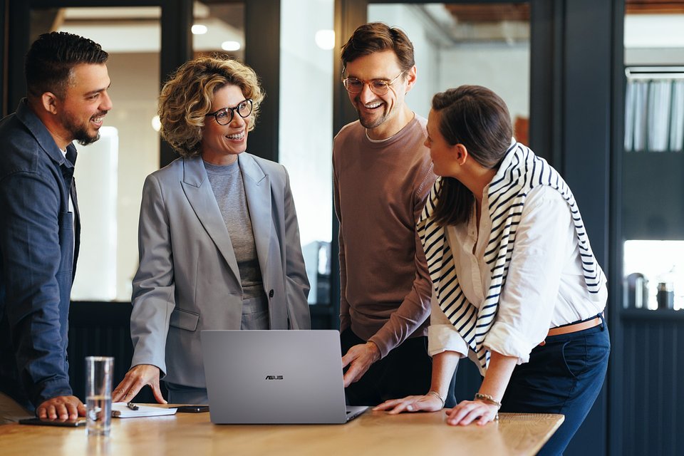 ExpertBook P5 G2 (14” AMD)_PM5406CGA_Scenario photo_09.jpg