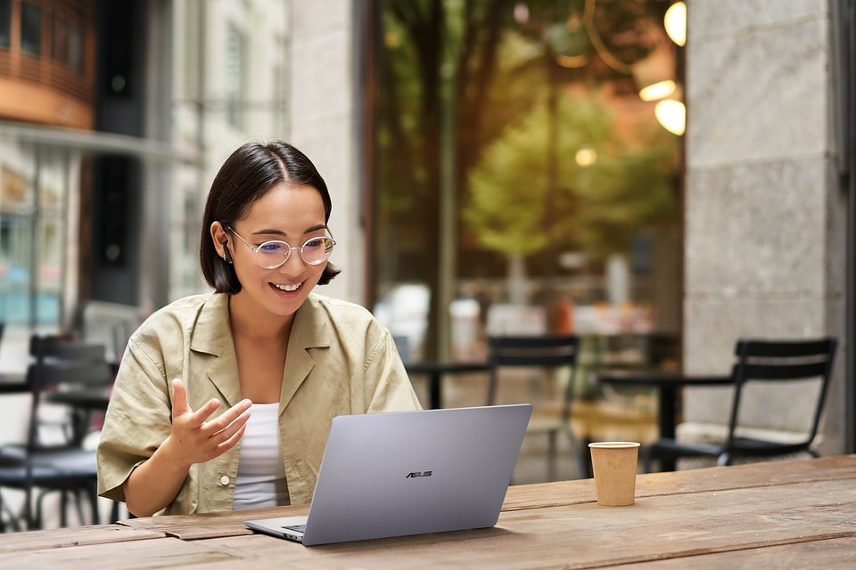 ExpertBook P5 G2 (14” AMD)_PM5406CGA_Scenario photo_06.jpg