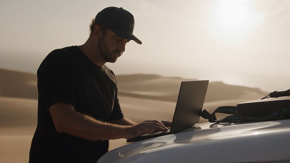 Main PR photo_ASUS ProArt x Red Bull_Chris Rogers_laptop scenario.jpg