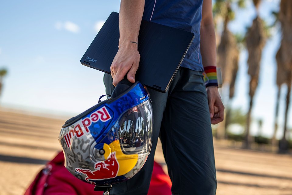 Main PR photo_ASUS ProArt x Red Bull_Amber Forte_laptop scenario_2.jpg