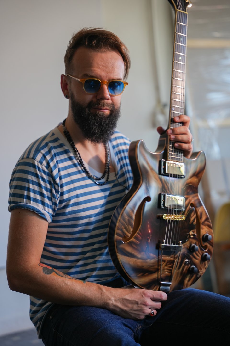 Szymon Chwalisz with the guitar