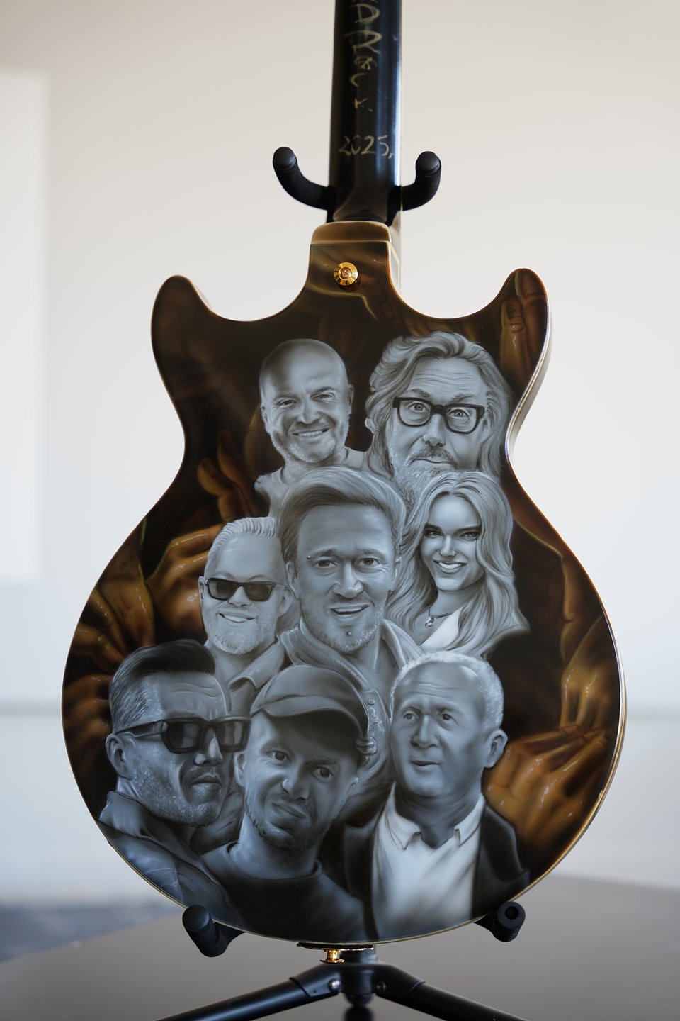 Portraits on Szymon Chwalisz’s guitar