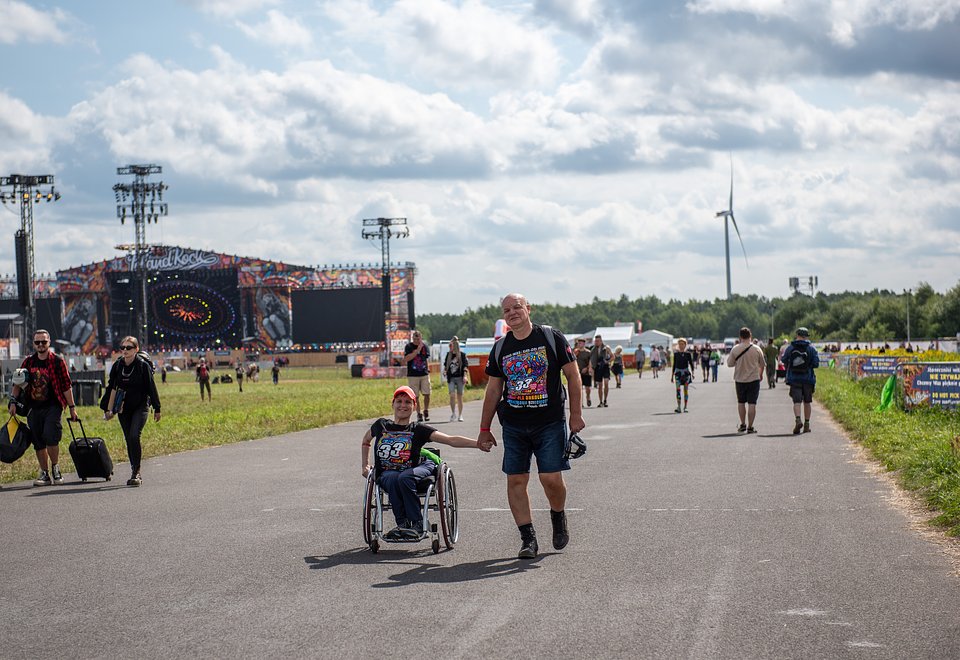 Festiwalowicze przed Dużą Sceną, fot. Wojciech Fabiszewski