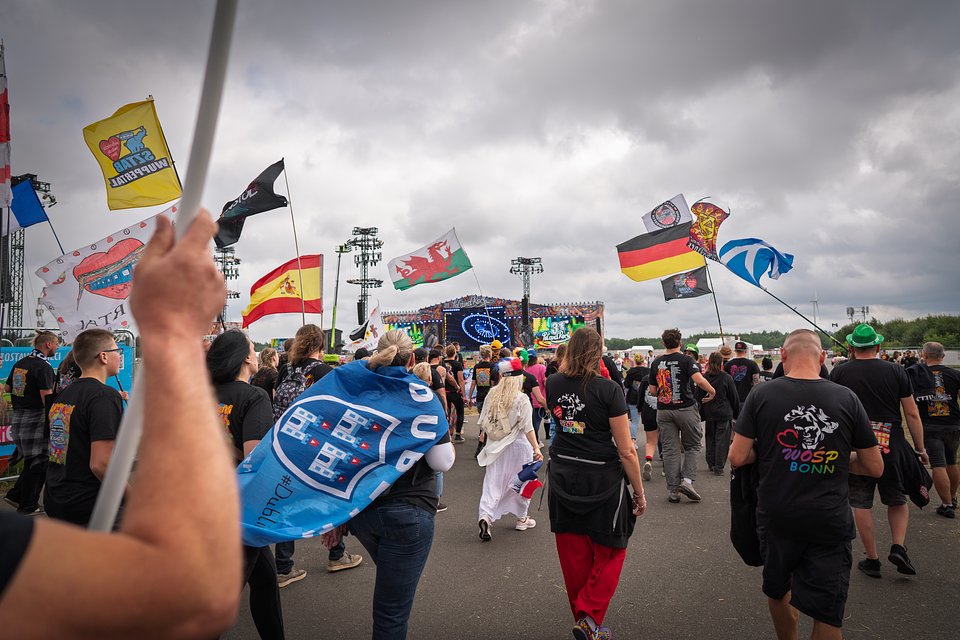 Marching towards the Main Stage, photo by Piotr Krutul