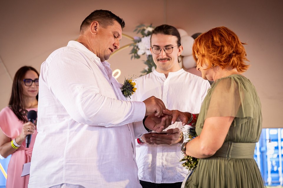 The couple exchanging vows, photo by Aneta Mikulska