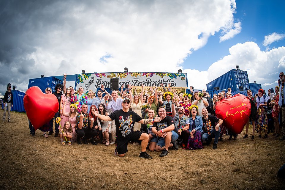 Newlyweds in a group photo with Jurek Owsiak, photo by Radek Reszka