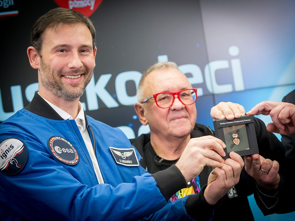 Sławosz Uznański-Wiśniewski i Jurek Owsiak ze Złotym Serduszkiem nr 1, fot. Łukasz Widziszowski
