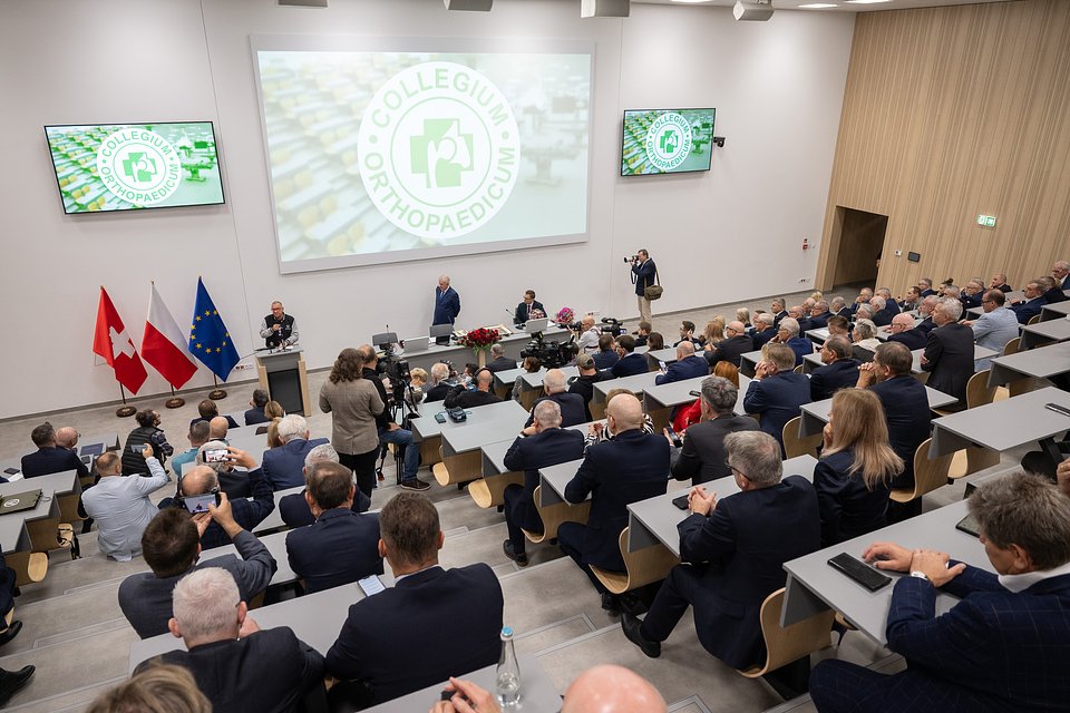 Jurek Owsiak w trakcie przemówienia w Collegium Orthopaedicum, fot. Łukasz Widziszowski