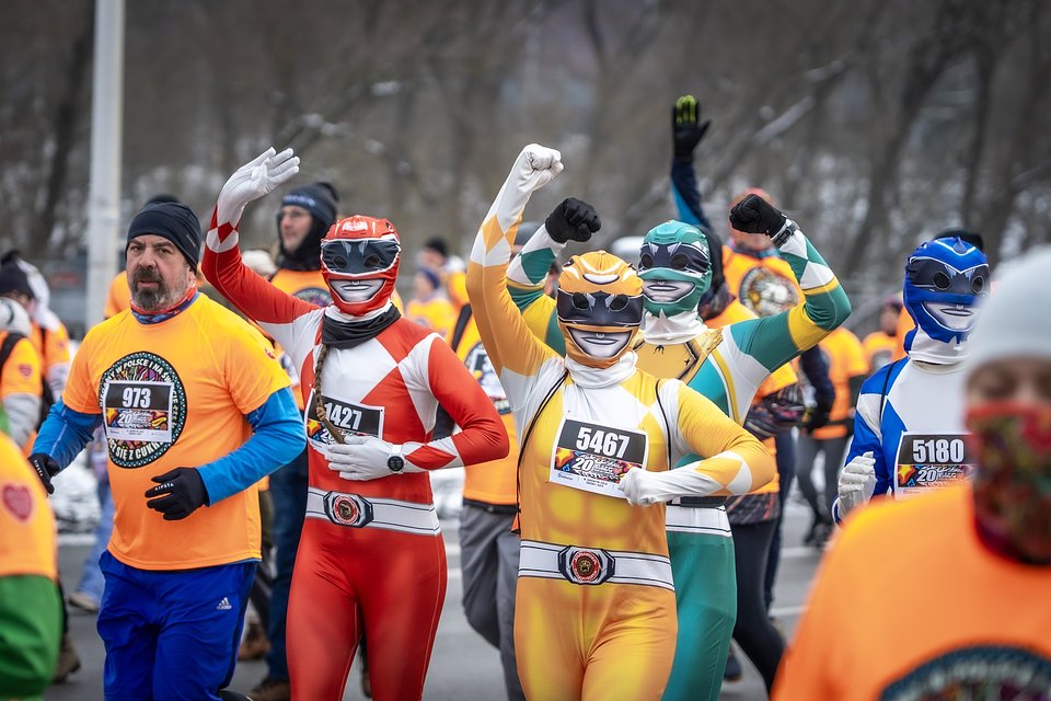 Uczestnicy 20. Biegu „Policz się z cukrzycą” przebrani za postacie Power Rangers, fot. Łukasz Giers