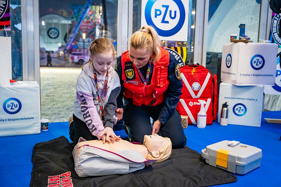 Nauka pierwszej pomocy w namiocie „Ratujemy i Uczymy Ratować”, fot. Wojciech Fabiszewski