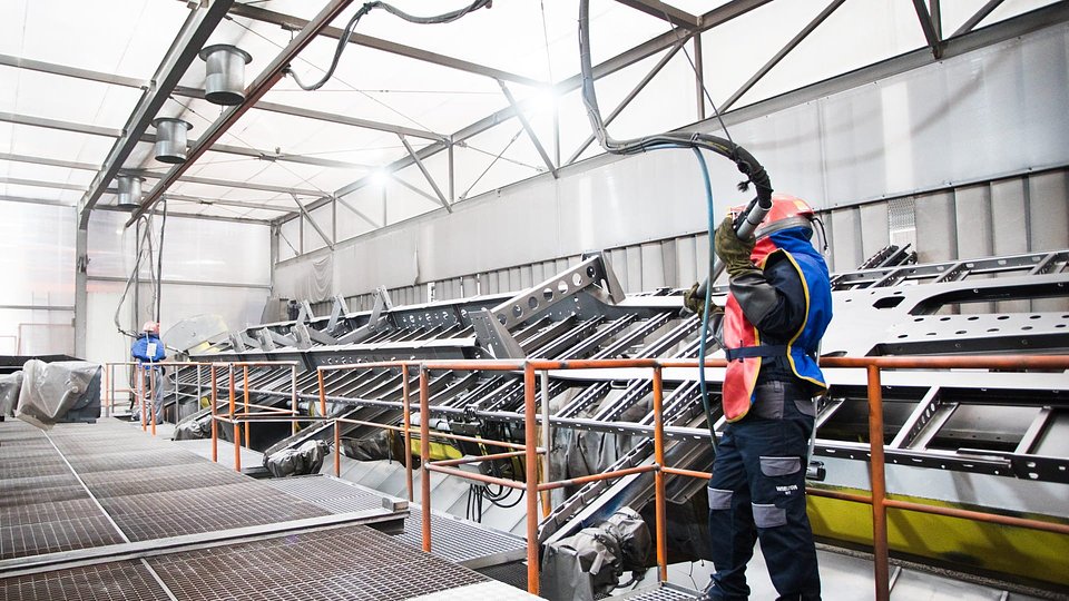 wielton_production_line_worker_05.jpg